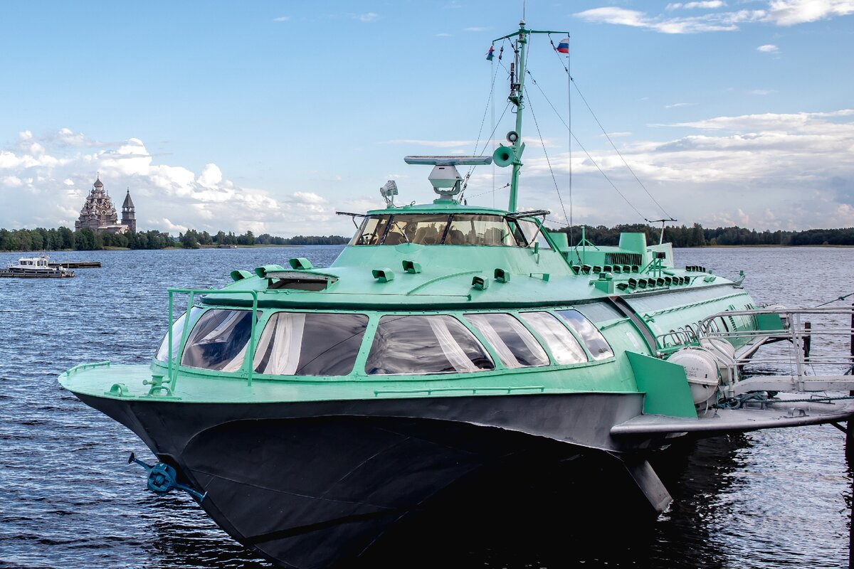 Комета, курсирующая на остров Кижи.