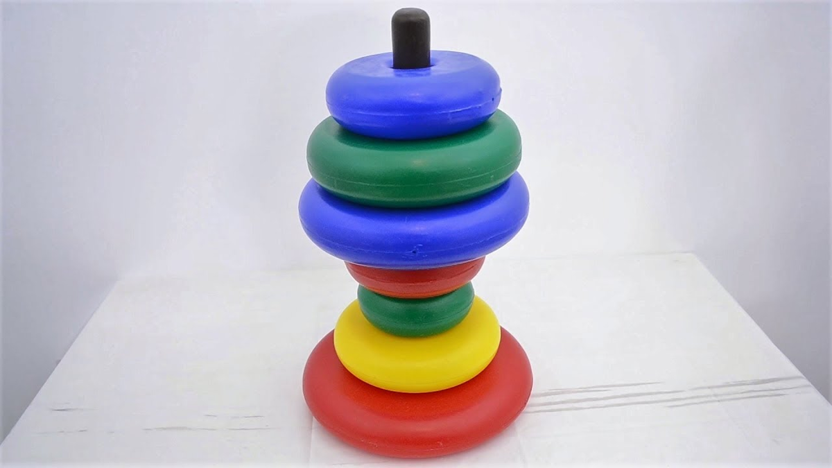 В норме к 2-м годам ребёнок может самостоятельно собрать и разобрать пирамидку, при олигофрении этот  навык может быть не сформирован. Источник: Яндекс.Картинки