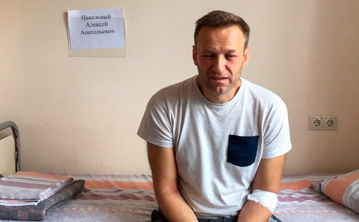 Блоггер Алексей Навальный в Омской больнице