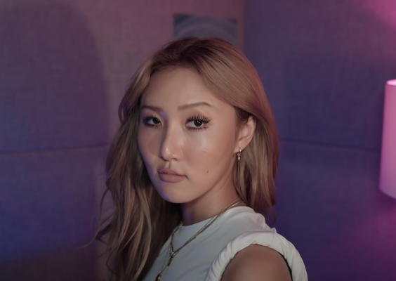 Скриншот из кавер-видео с официального канала. 