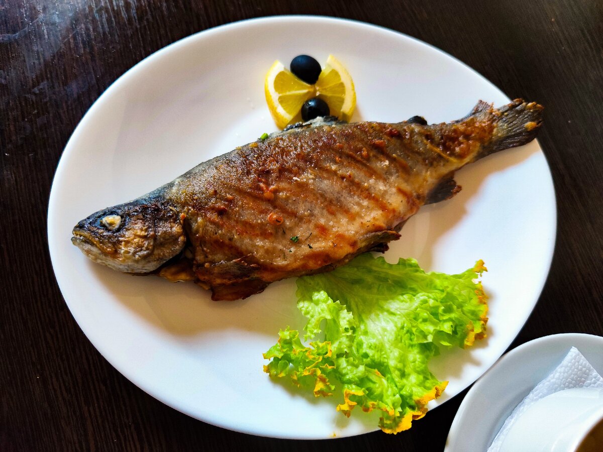 Вот так нас кормили в отеле в Адыгее. Хорошо, что среди нас не было веганов и прочих)