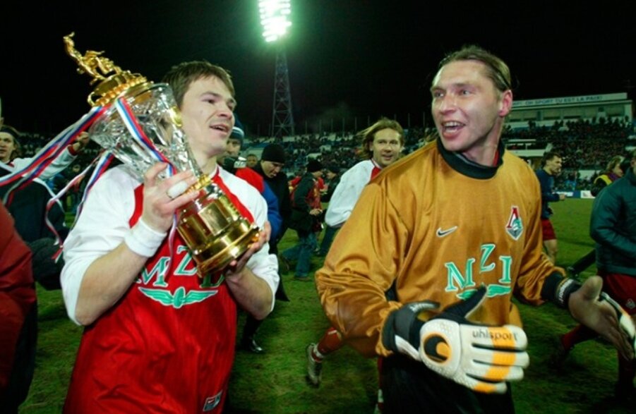 Лучший игрок и лучший вратарь чемпионата России 2002 года с чемпионством.
