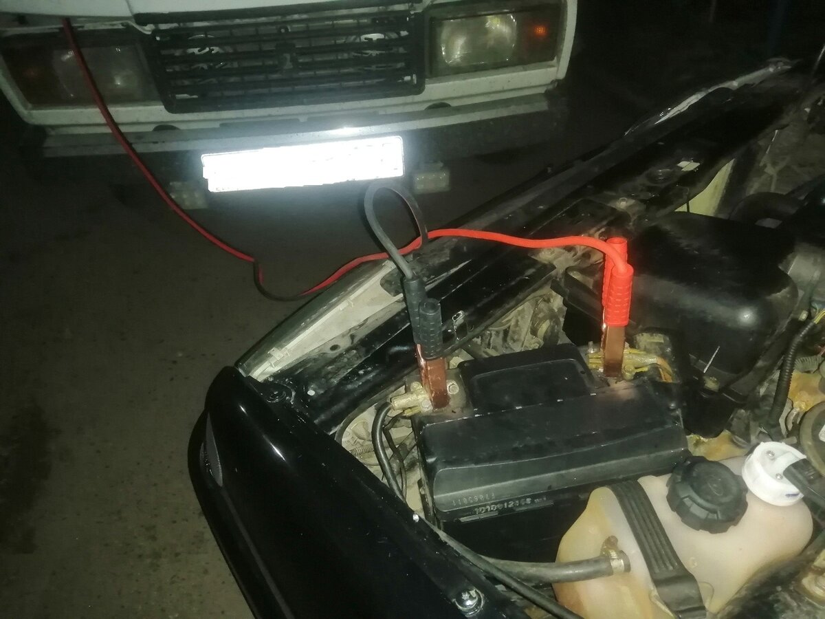 Многие автолюбители не знают, как правильно нужно запускать мотор пусковыми проводами, и рискуют поломкой своего авто