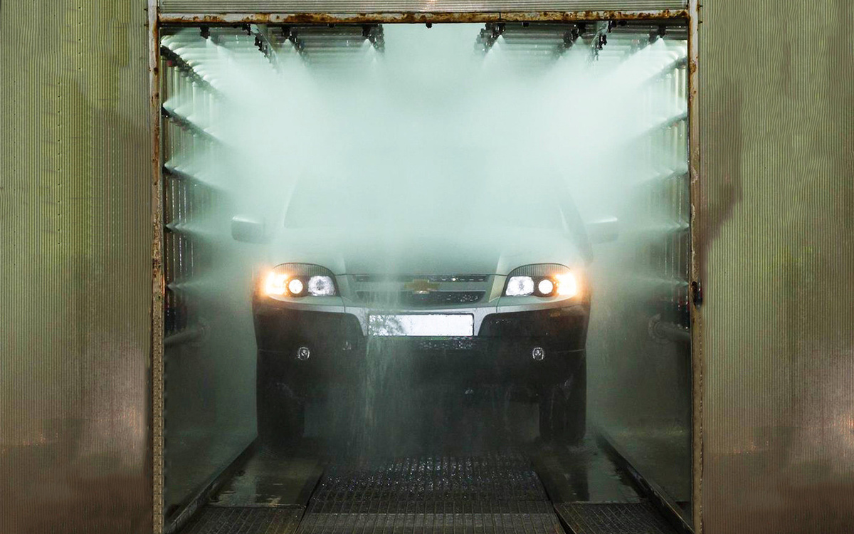 Автомобиль Нива в водной камере.