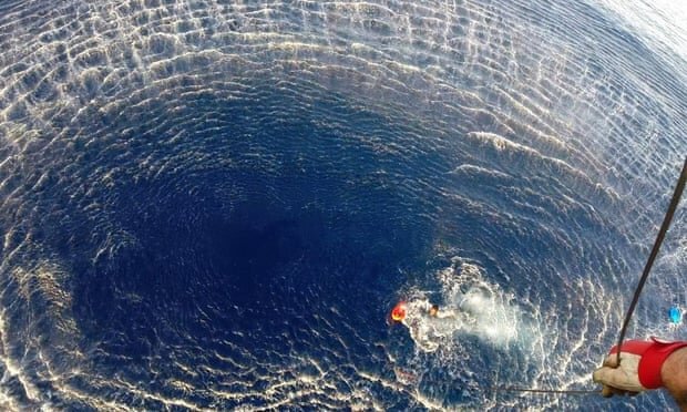 Мигрант спасается вертолетом с итальянского военного корабля Mimbell в 2015 году. Фотография: AFP / Getty