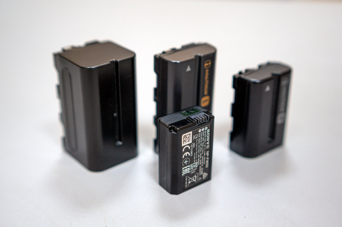 NP-F750, NP-F550 и NP-FM500H в качестве фона для Sony NP-FW50
