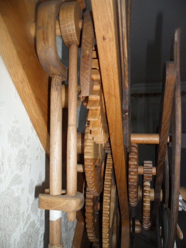 Деревянный механизм деревянных часов.