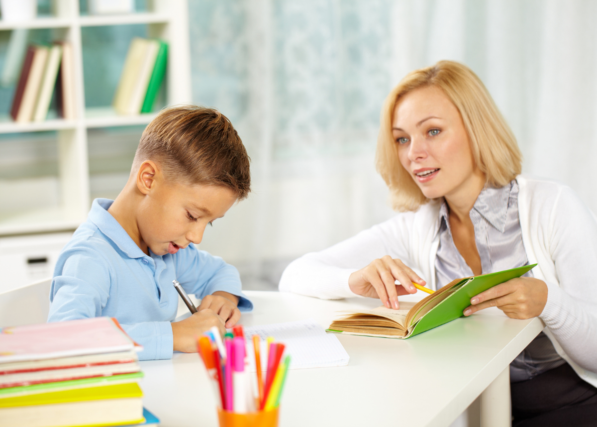 Педагог и дети. Учитель и ученик. Учитель помогает учителю. Учитель рисунок. Современный педагог.