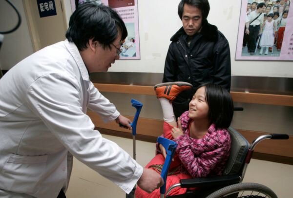 Баскетбольные  мячи 5 лет заменяли Цянь ноги, за это время она износила восемь  спортивных снарядов. В 2007 году, благодаря постоянному вниманию прессы,  Цянь пригласили в Пекин, где она получила настоящие протезы.
