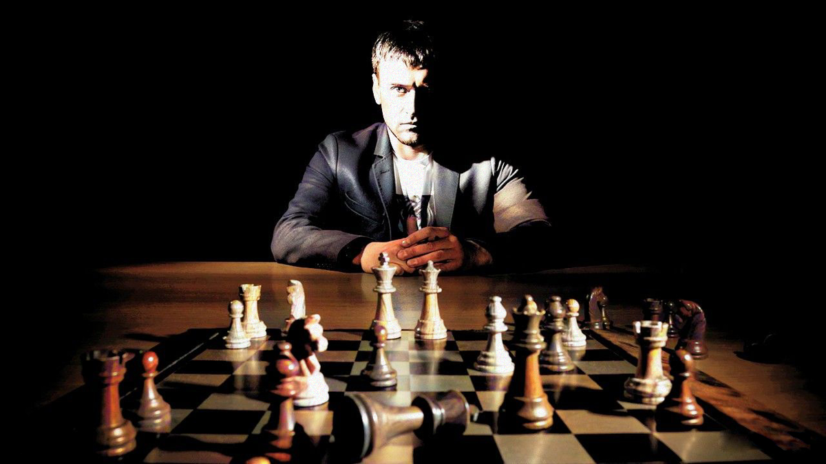 Современная шахматная доска и фигуры