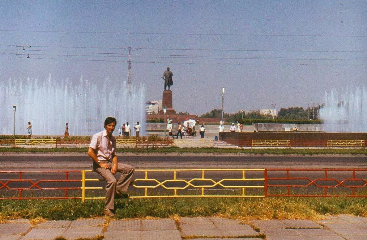 Проспект Ленина.  Вид на площадь Ленина и памятник Ленину.