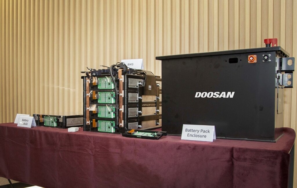 На  этой фотографии, предоставленной Doosan Infracore Co. в понедельник,  показан прототип аккумуляторных батарей для строительной техники.  (Doosan Infracore Co.)