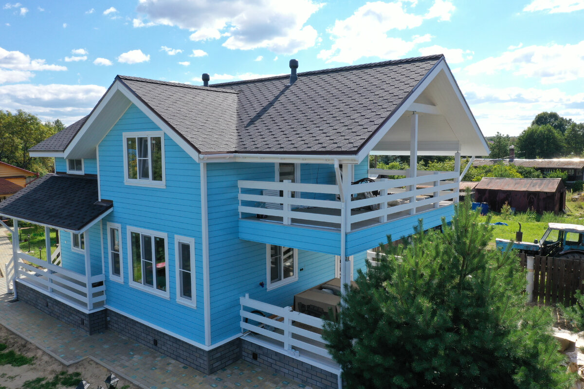 За счет пристройки террасы и балкона размеры дома увеличились до 9х12 метров