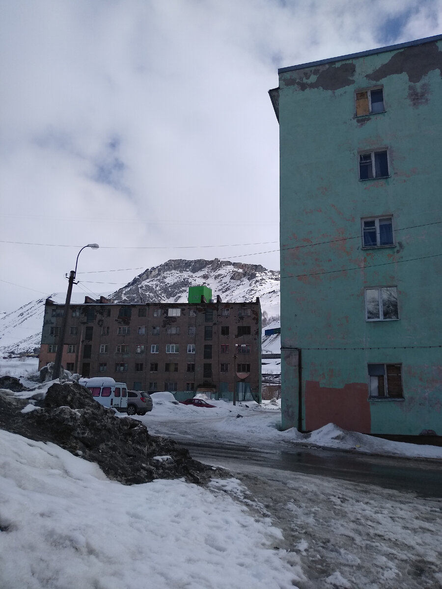 Дома рядом с музеем в п. Кукисвумчорр. Некоторые окна заколочены. В Кировске мы такого не видели.