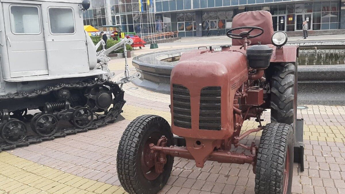 Фото: ГлавПахарь Экспозиция ретро-техники на выставке БелАгро