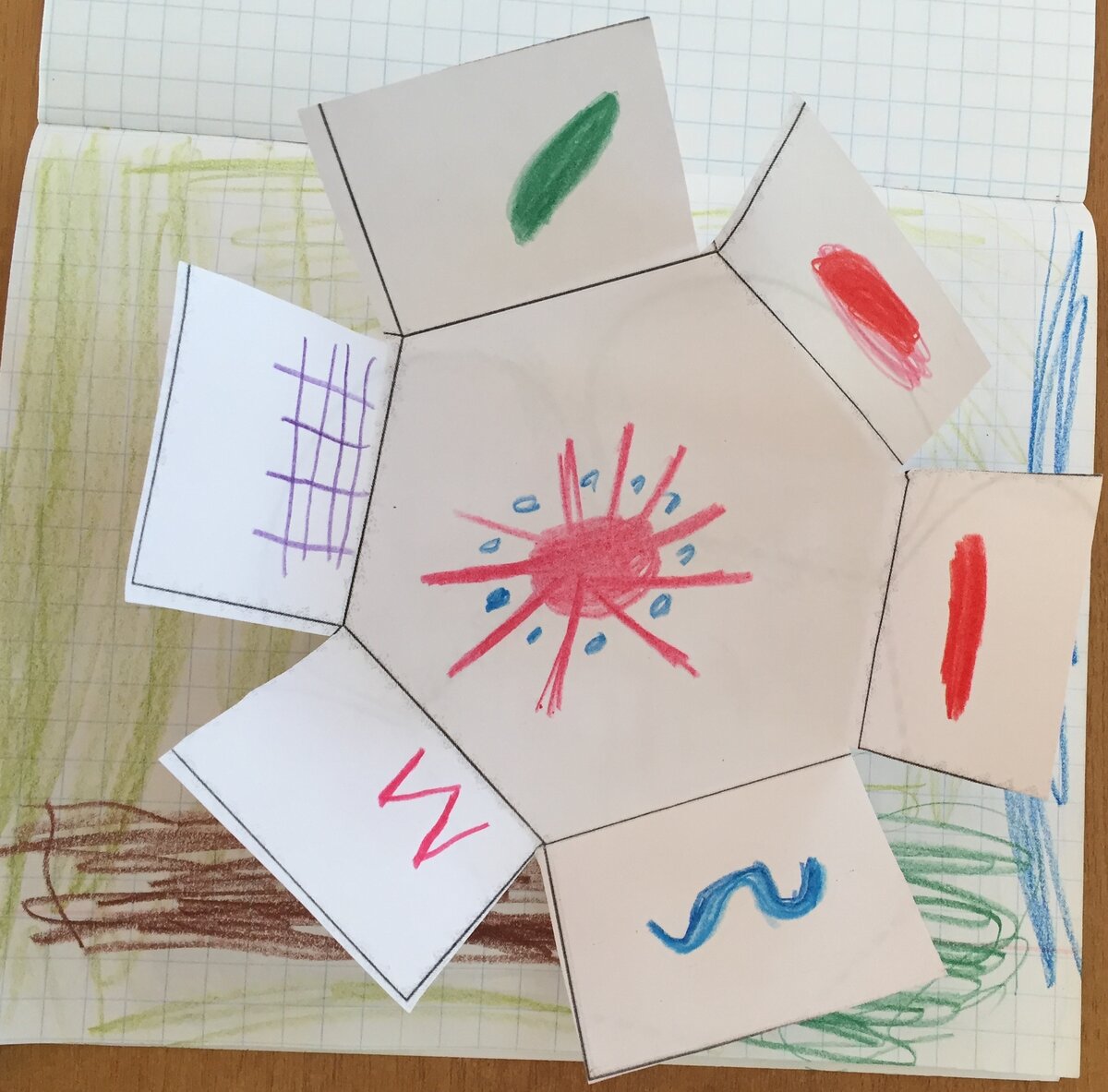 При помощи такой складной ромашки дети закрепляют элементы дымковской росписи: волнистая голубая линия - река, зеленый овал - листочки, круг с лучиками - солнце, перекрещенные полоски - колодезный сруб, прямая линия - дорога,