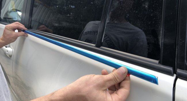 Молдинг для боковых стекол имеет полуразогнутую форму, служит для украшения боковой части кузова и защищает ее от повреждений механического характера