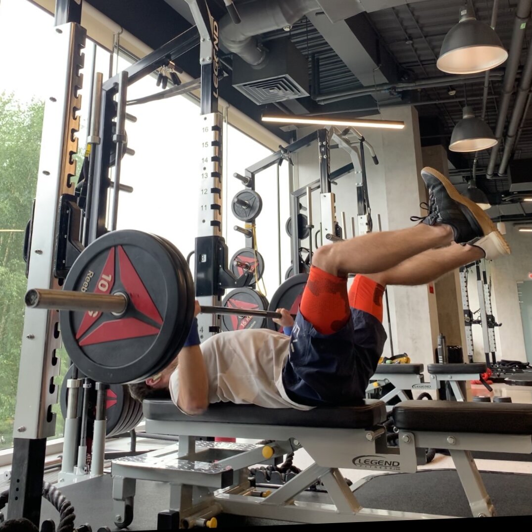 Тот самый Жим лежа в позиции Жука - в таком вариант кор включается намного активнее, а плечевой пояс загружается больше обычного.