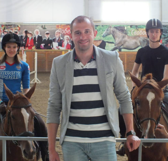 Александр уважает лошадей, но порой обращается с ними очень жестко