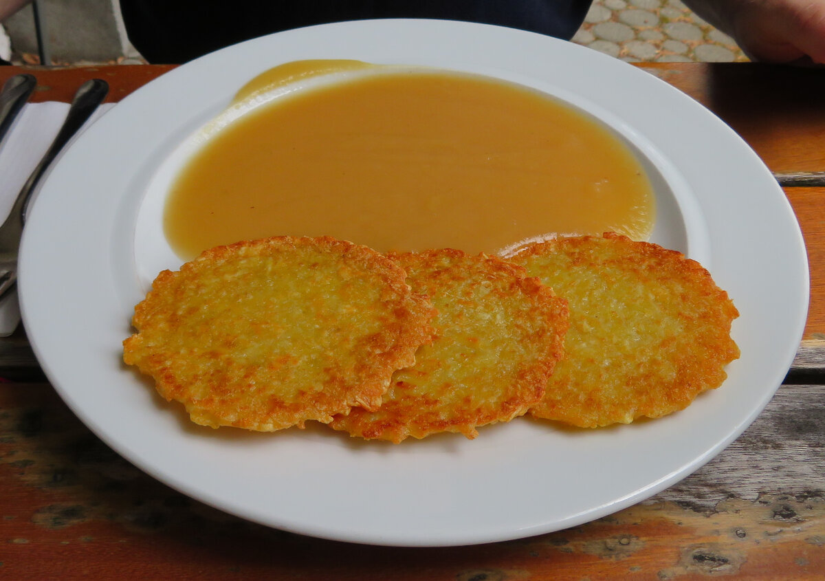 Ресурс: https://commons.wikimedia.org/wiki/File:Kartoffelpuffer_mit_Apfelmus.jpg