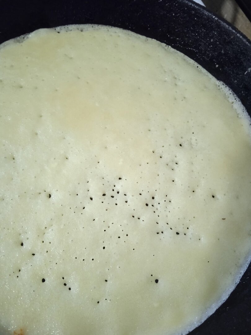 Вот такие блины с дырочками поучаются.
