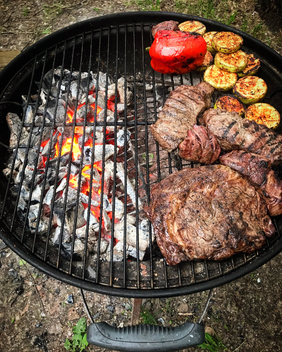 ©Misha Grillman ~grill-academy.ru - на фото 3 самых популярных премиальных отруба  с овощами в зоне непрямого жара. @nikolalenivets