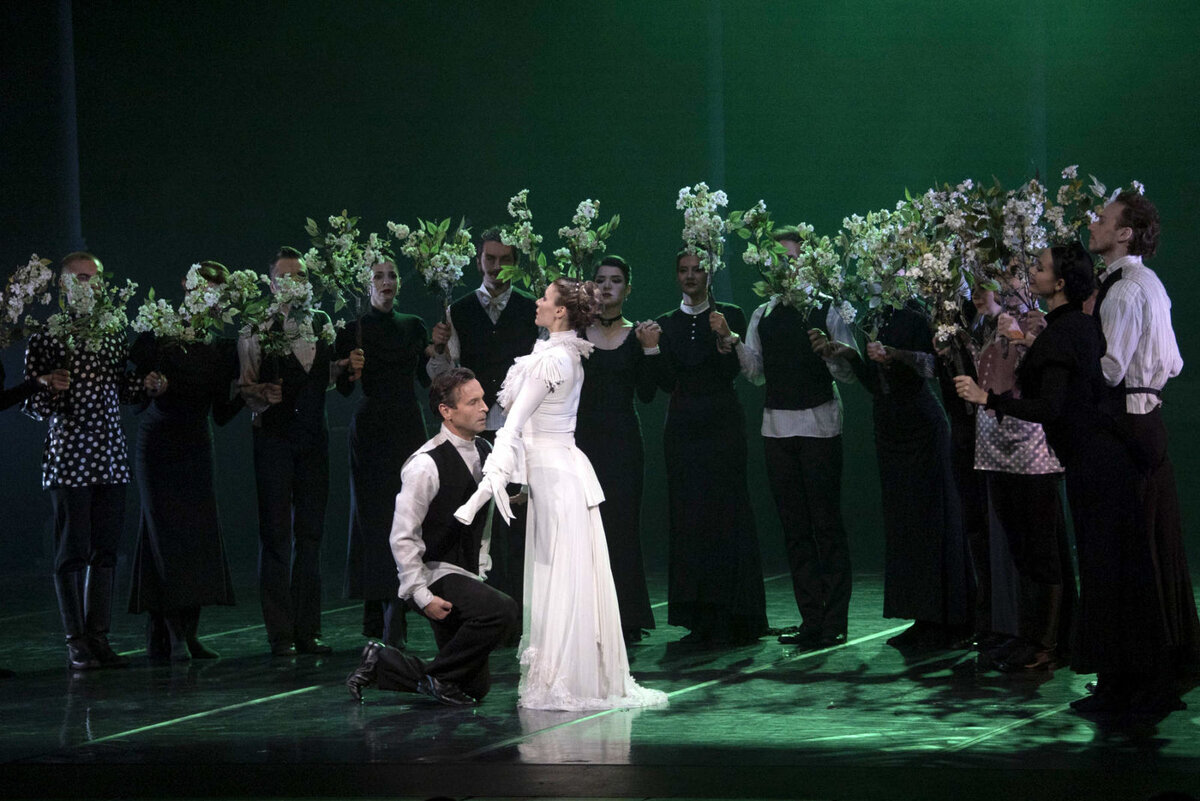 Левин (Виктор Добронравов) и Кити ( Екатерина Крамзина) Фото www.vakhtangov.ru