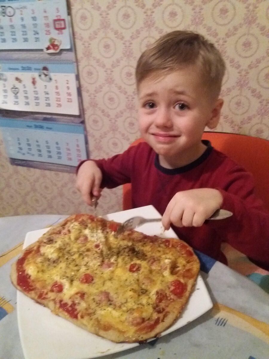 Пицца руками сына. И удовольствие от совместного приготовления и вкуснотища!