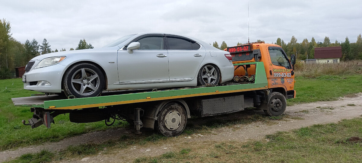 На фото видно как просела Пневмо подвеска . 