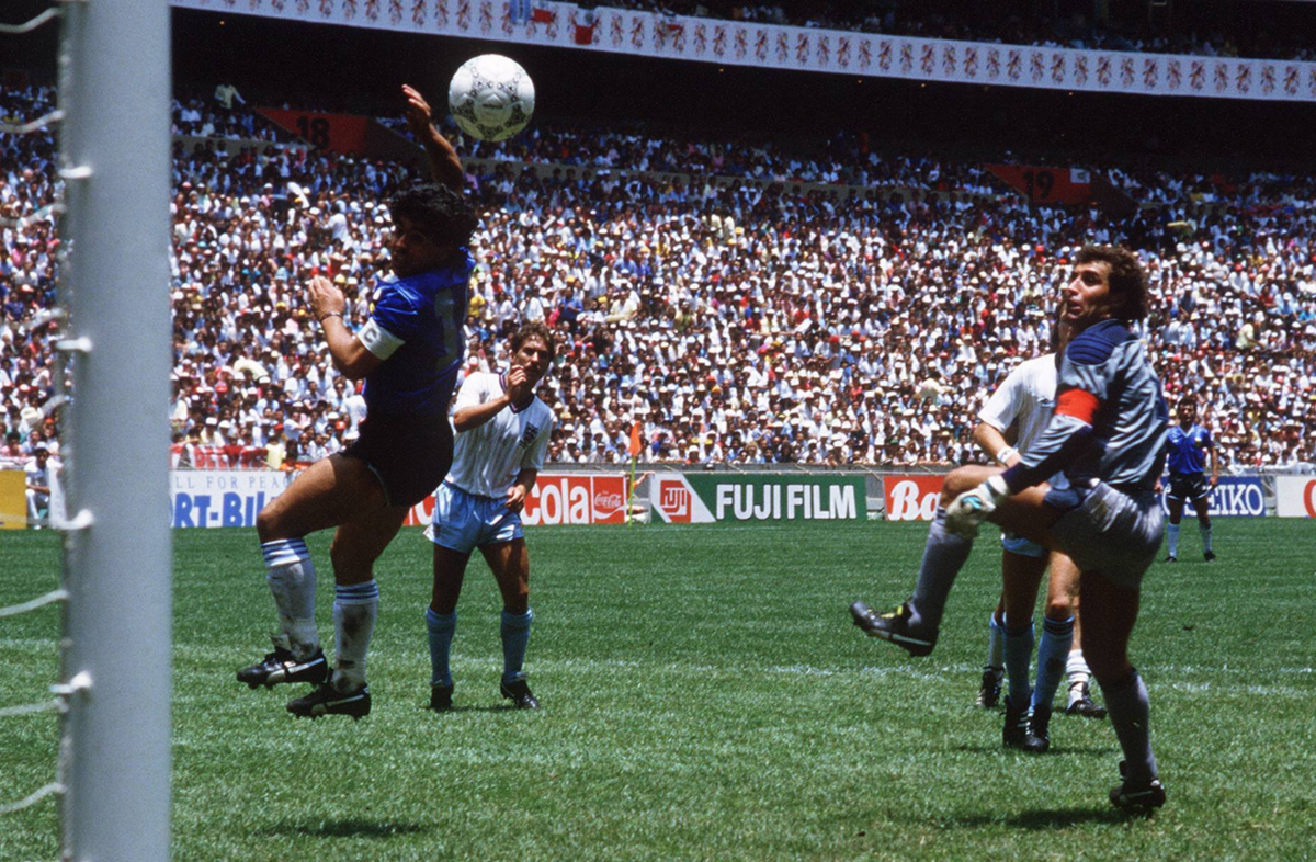 1986 год. Мехико. Диего Марадона забивает в ворота англичан самый скандальный гол в истории чемпионатов мира. Фото: globallookpress