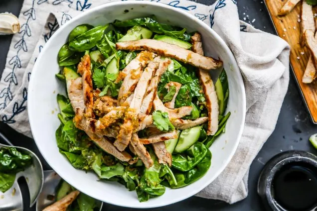 Теплый салат со свининой 