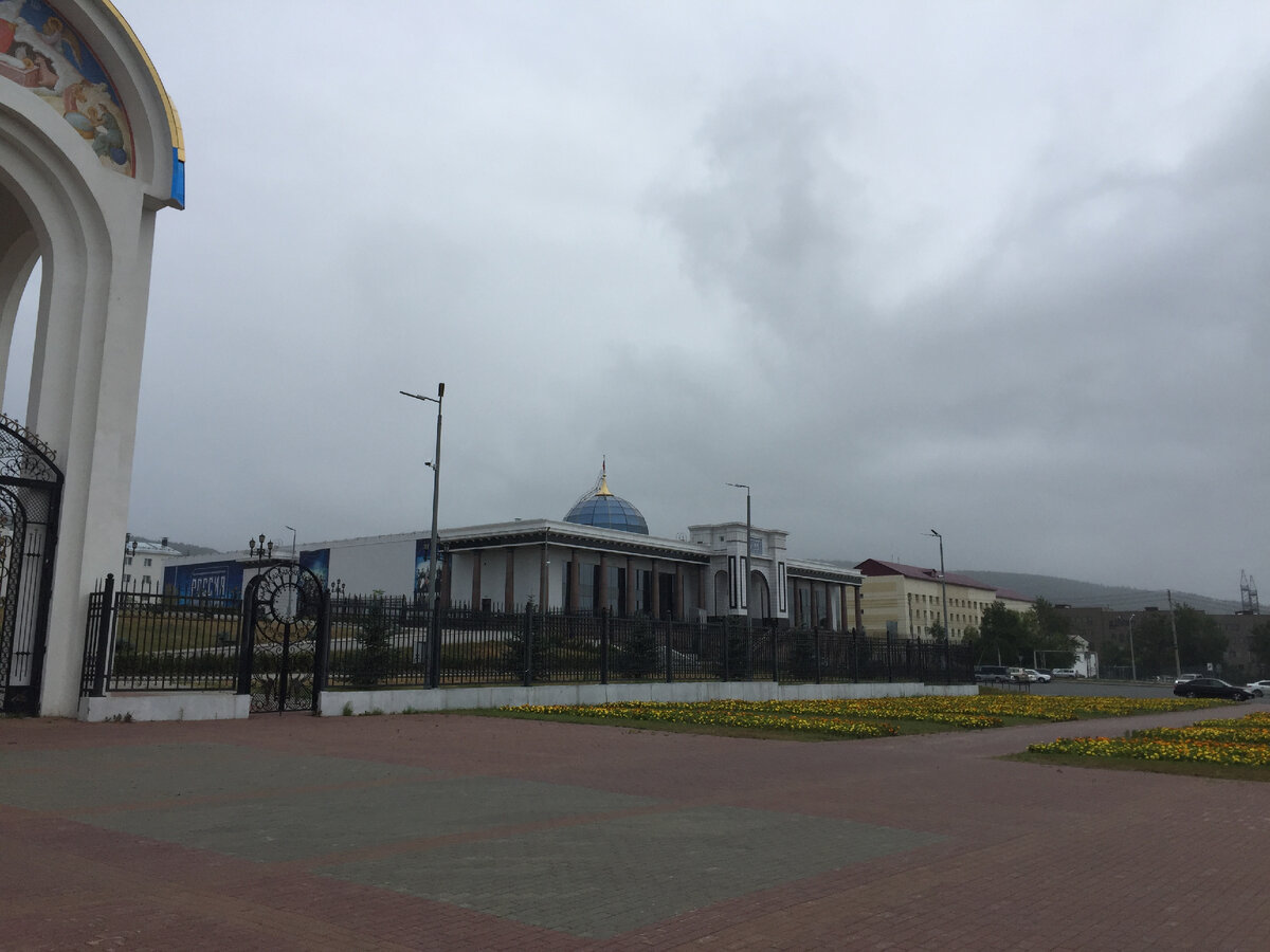 На площади находится музейно-мемориальный комплекс «Победа». Его открыли в сентябре 2017 года. Рядом с музеем расположен Мемориал в честь 30-летия победы над милитаристской Японией. По задумке архитекторов оба сооружения создают единый ансамбль. 
В музейном комплексе есть экспозиции, которые рассказывают о Русско-японской войне, Второй мировой войне и локальных конфликтах (например в Афганистане и Чечне), в которых также участвовали сахалинцы.
