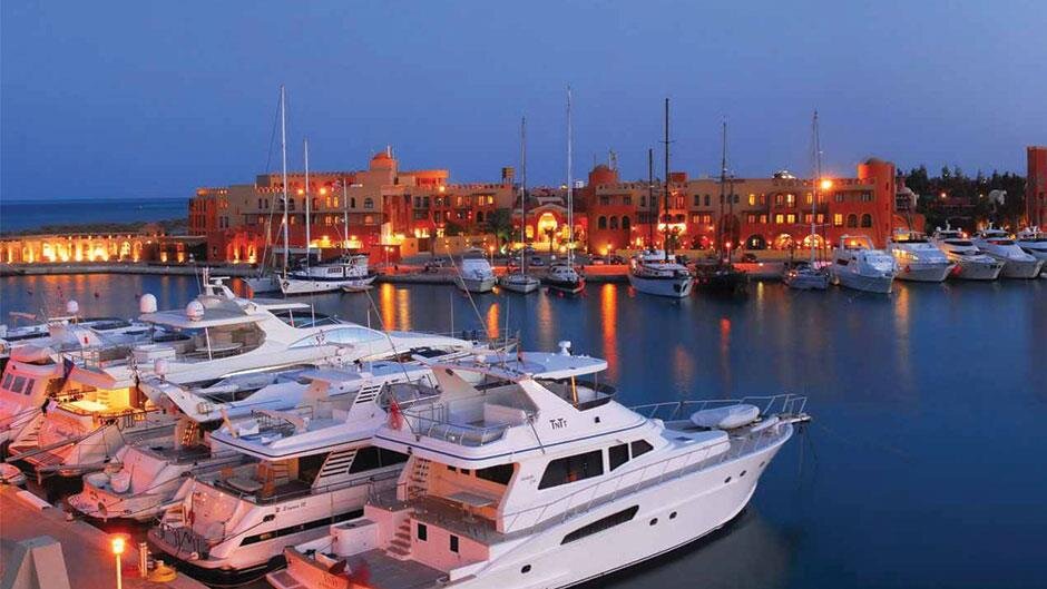 Вид на New Marina в вечернее время со стороны одного из причалов