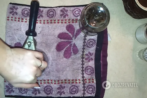 Накрываем банки крышками и закручиваем или закрываем их ключом.