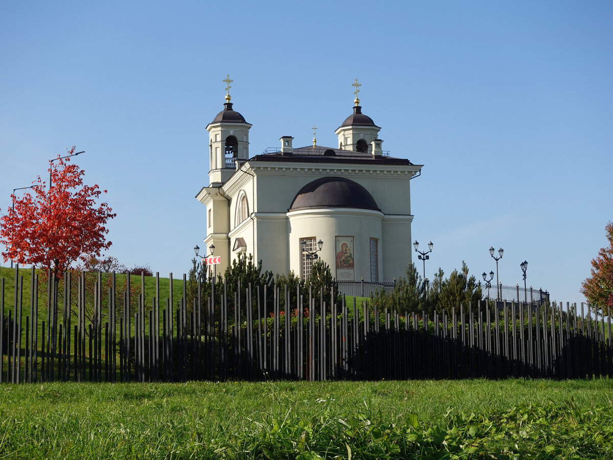 Церковь Смоленской иконы Божьей Матери  на территории конгрессно-выставочного центра "Экспофорум"