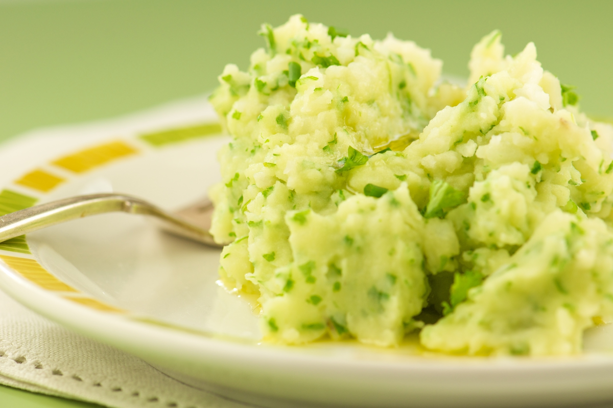 Картофель с зеленым луком. Картофельно-шпинатное пюре. Colcannon Ирландия. Картофельное пюре с зеленым горошком. Пюре с зеленым горошком.