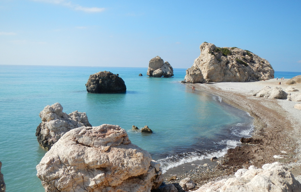 Это снимок для туристов, не представляю, когда они сняли такой "пустой" пляж.