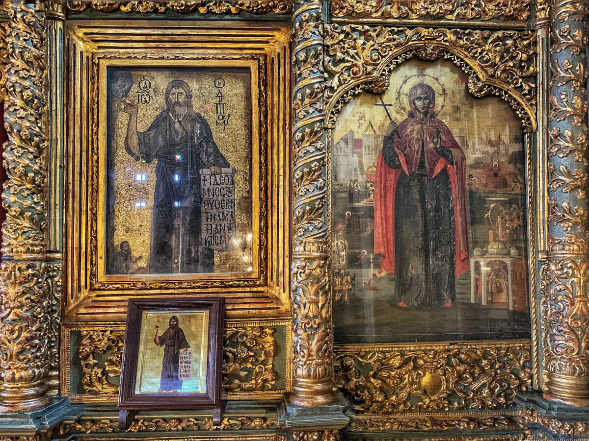 Εικόνες στη δεξιά πλευρά του τέμπλου.  Φωτογραφία του συγγραφέα.  Κάντε κύλιση στη συλλογή για να δείτε περισσότερα