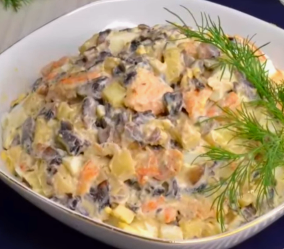 Салат с курицей, грибами и сыром