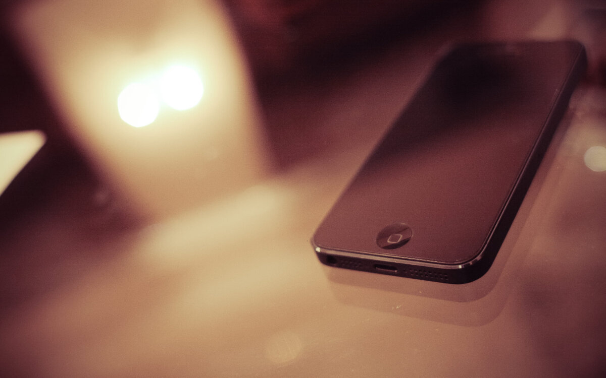 Многие люди не всегда правильно используют смартфон, чем сокращают длительность его жизни. Фото: Pxfuel.com 