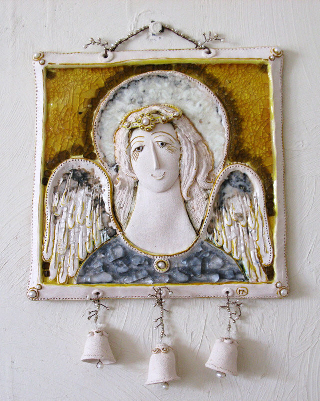 Ангел. Шамот, фаянс, глина, смальта, глазурь, соль. Листайте галерею, чтобы увидеть больше