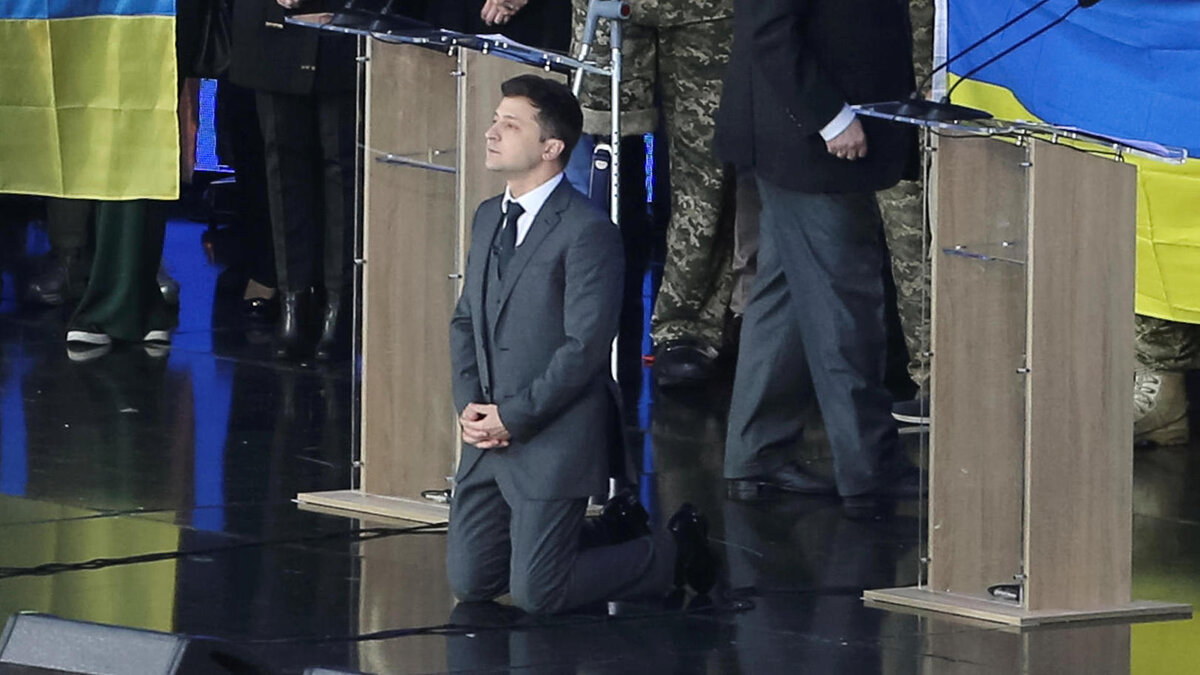 На коленях перед народом.