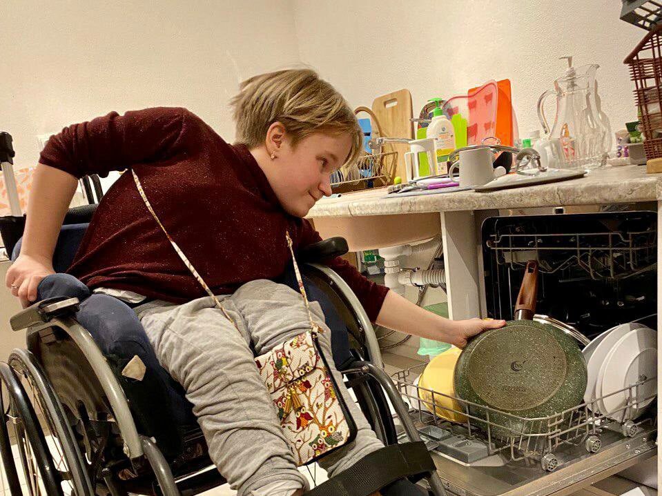 Катя за уборкой в тренировочной квартире 