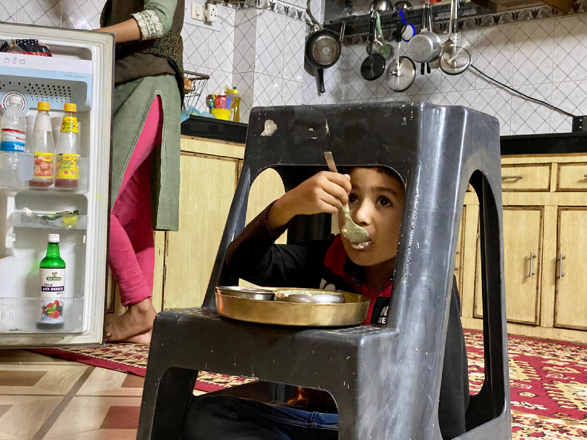 Малыш сам смешал йогурт и рис - какой смышлёный