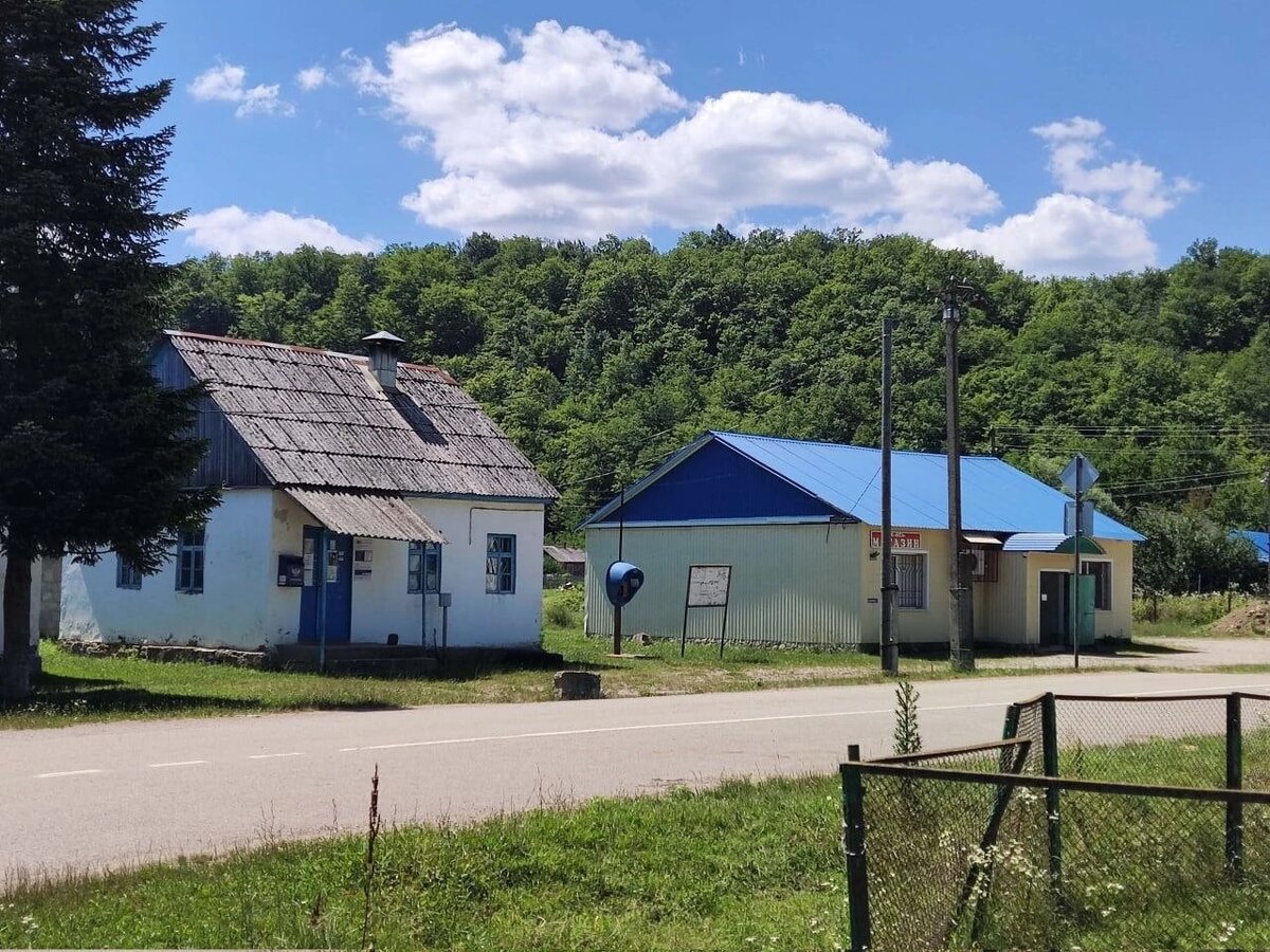 Село было основано в 1864 году. И называлась станицей Владиковказской. В наши дни называется село Садовое. Это глубинка Туапсинского района. 