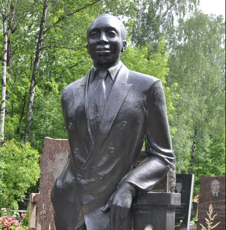 Памятник Лаки Ийнбору на Богословском кладбище