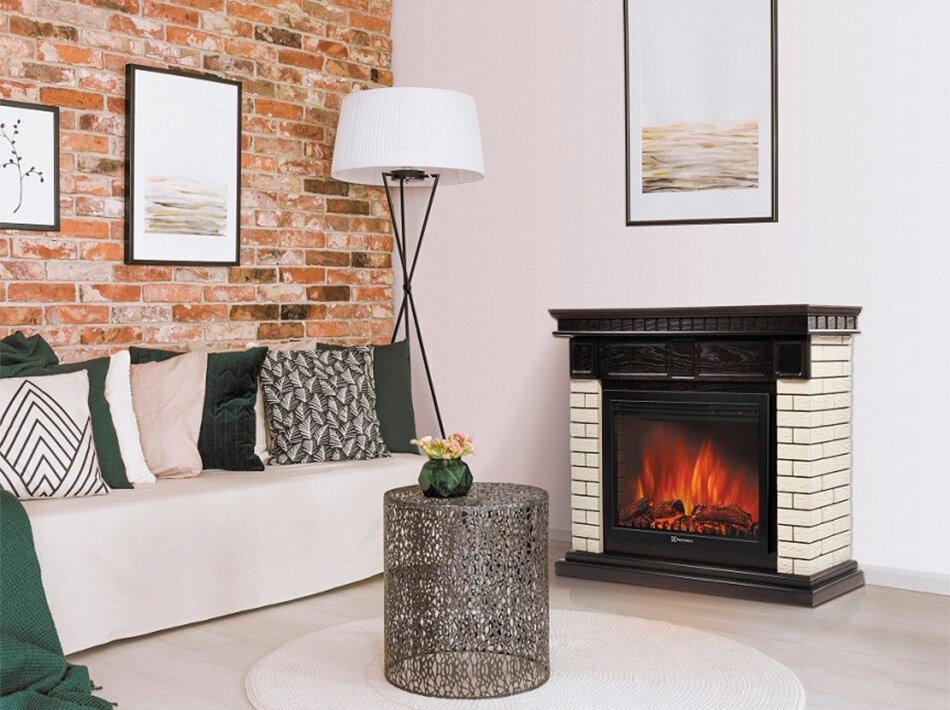 Подушка к подушке и кирпич к кирпичу – фишка, которая добавляет максимум уюта и чувства защищенности.

Здесь хочется улечься на диван, окружить себя подушками и долго смотреть на движение пламени. Цветовое сочетание кремового и темного цветов проходит нитью сквозь всю обстановку, задавая ей ритм.
                         Просто, но не просто