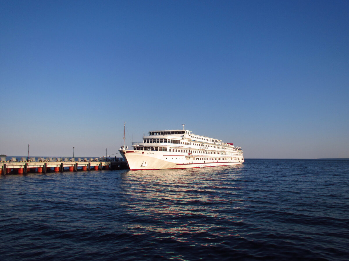 Теплоход "Ленин" у пирса острова Коневец