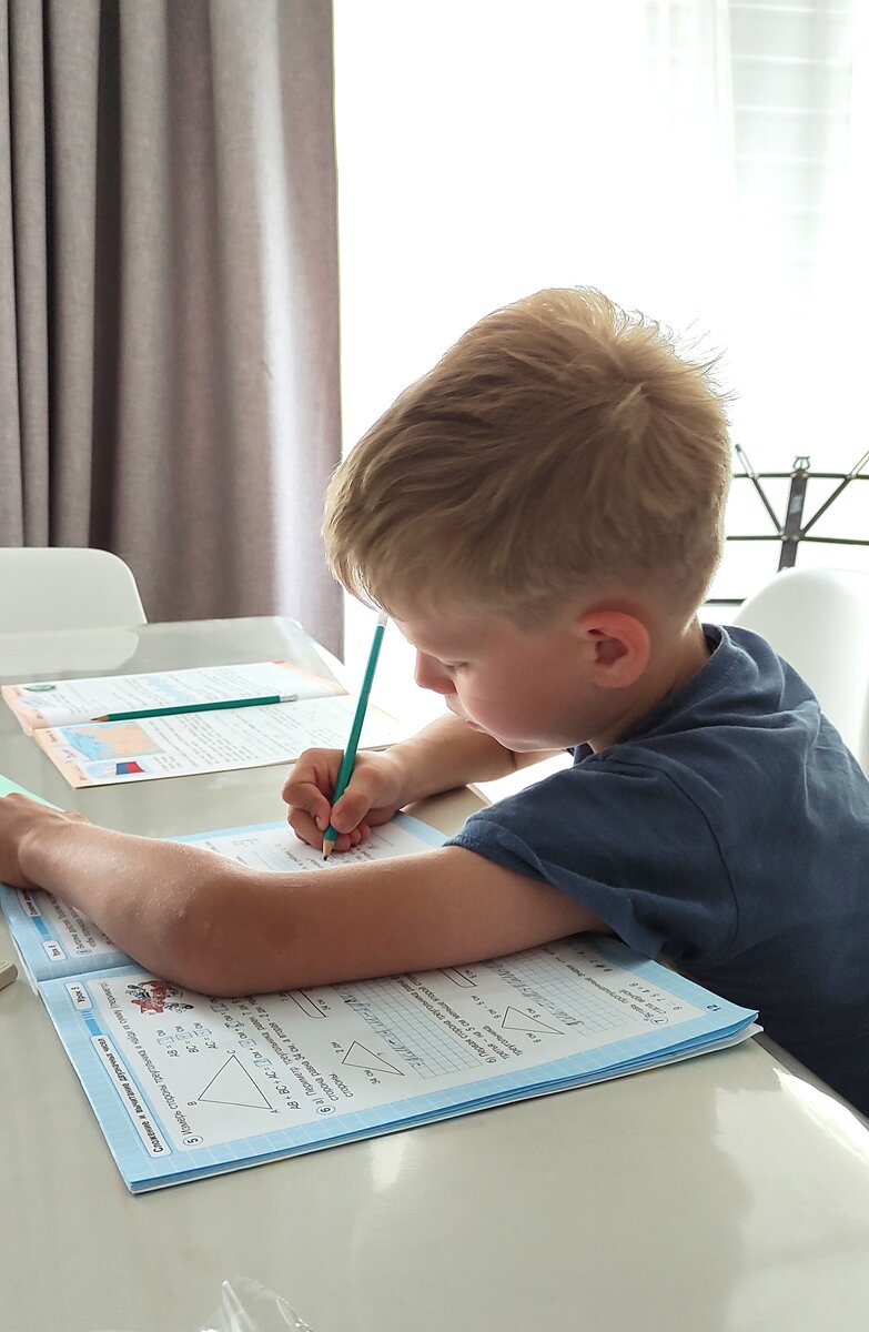 Не английским тут занимается, но другого фото нет)