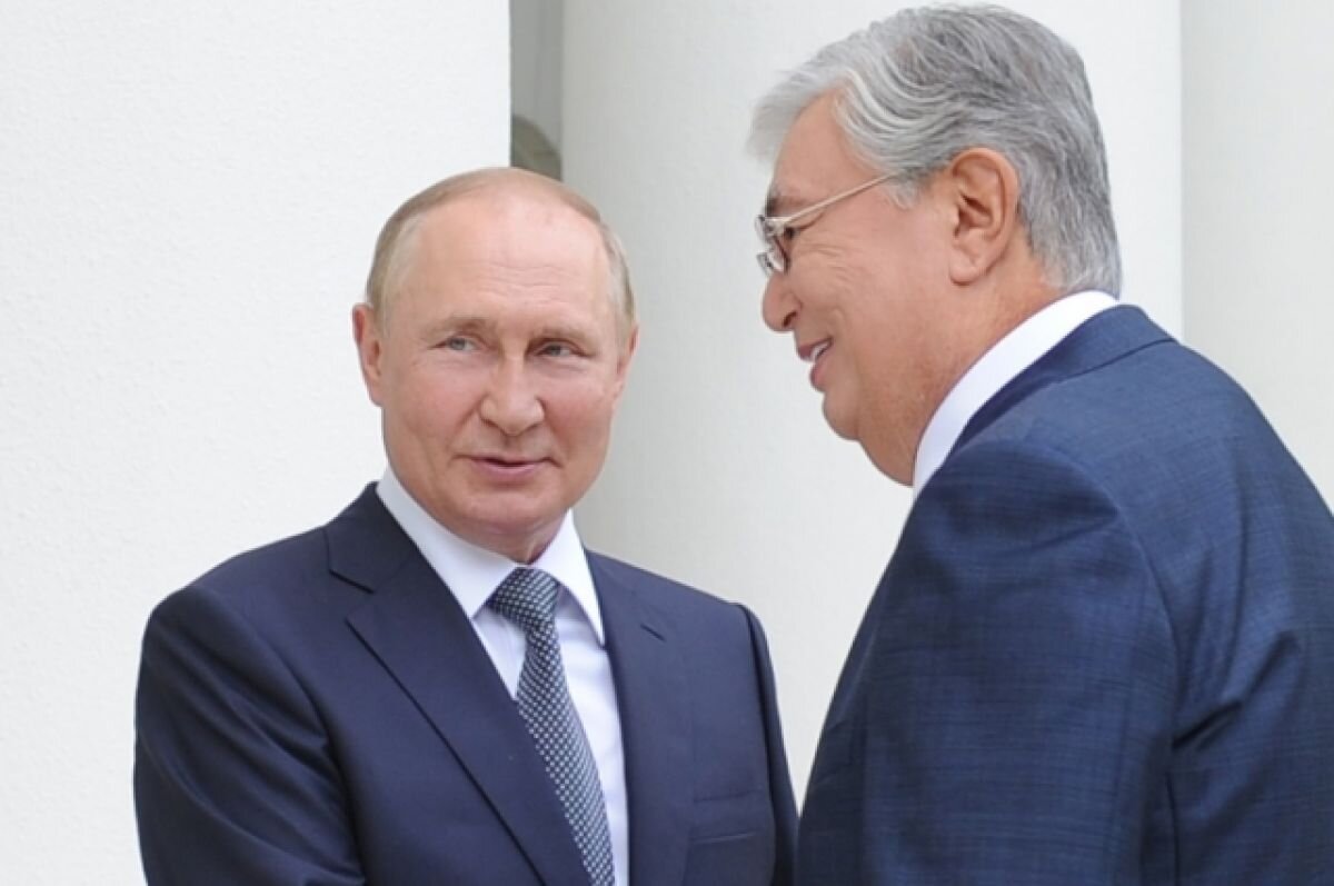    Президент РФ Владимир Путин и президент Казахстана Касым-Жомарт Токаев.